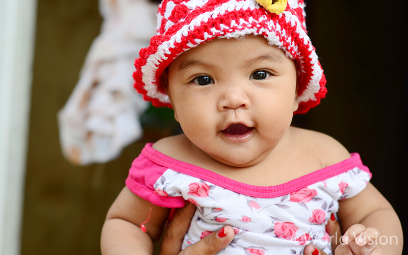 2013년 필리핀 태풍 하이옌의 맹렬한 기세를 이겨낸 아기를 위해 부모님은 하이옌의 현지이름 '욜란다'에서 따온 욜라라는 이름을 주었어요.