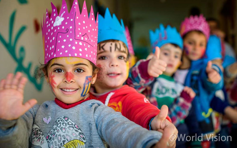 레바논 베카 주의 도시 자흘레 근처에 있는 아동친화공간과 시리아 난민 유아교육센터에서 아이들이 왕관을 쓰고 얼굴에 페인트를 칠한 채 귀가하고 있다. 