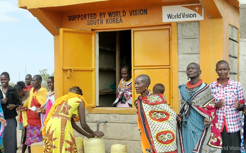 월드비전이 만든 식수펌프에서 물을 뜨는 케냐 사람들