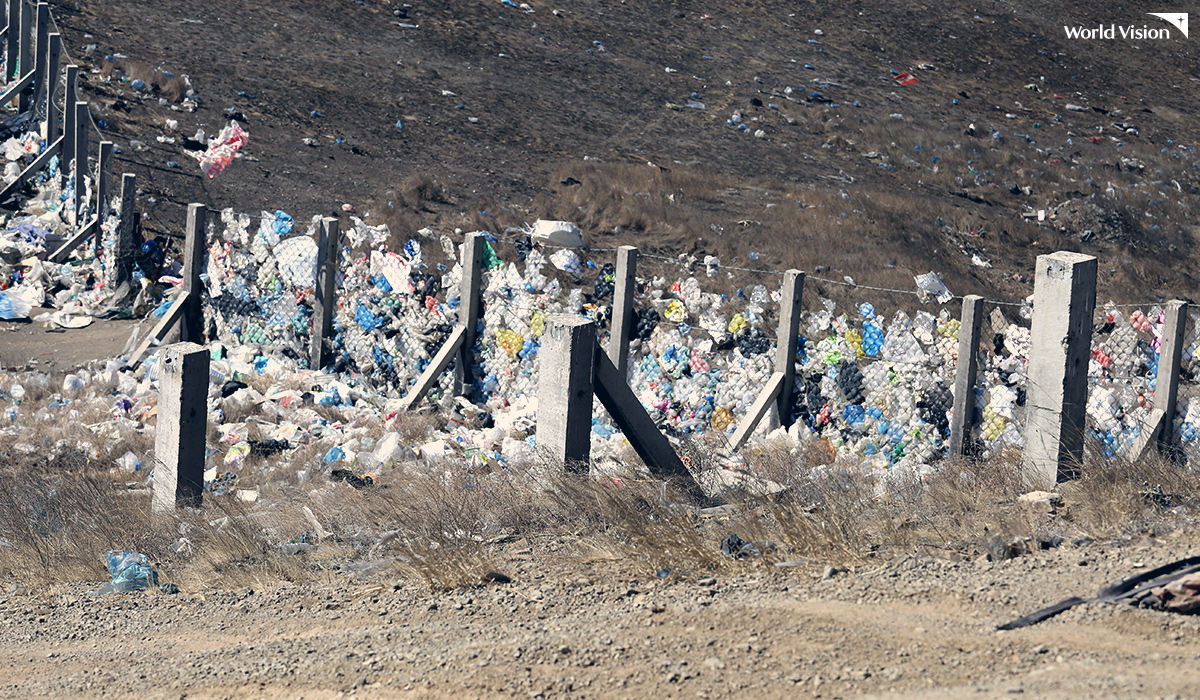 울란바토르 외곽 지역에는 커다란 쓰레기 산이 있다. 도시의 쓰레기들을 이곳에 모으는 것인데 가난한 이들은 쓰레기를 뒤져 생필품을 얻거나 땔감으로 사용한다.