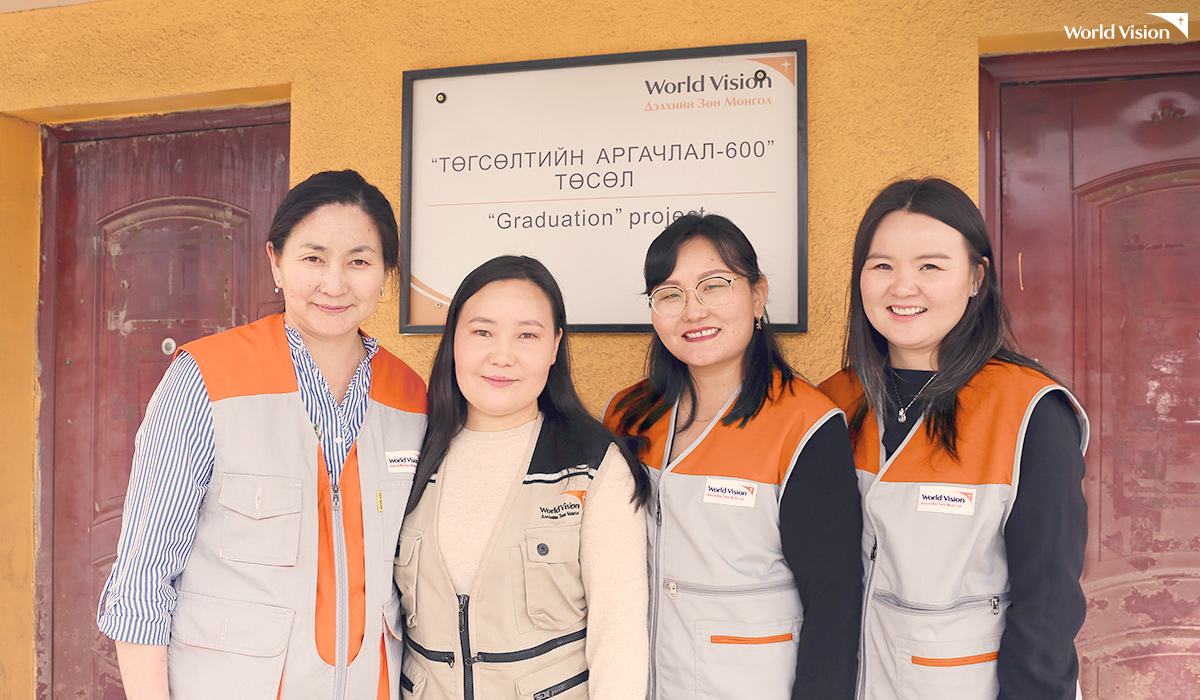 몽골월드비전에서 진행하는 청년 가정 소득증대사업을 담당하는 쳐모 매니저(왼쪽 첫 번째)와 팀원들