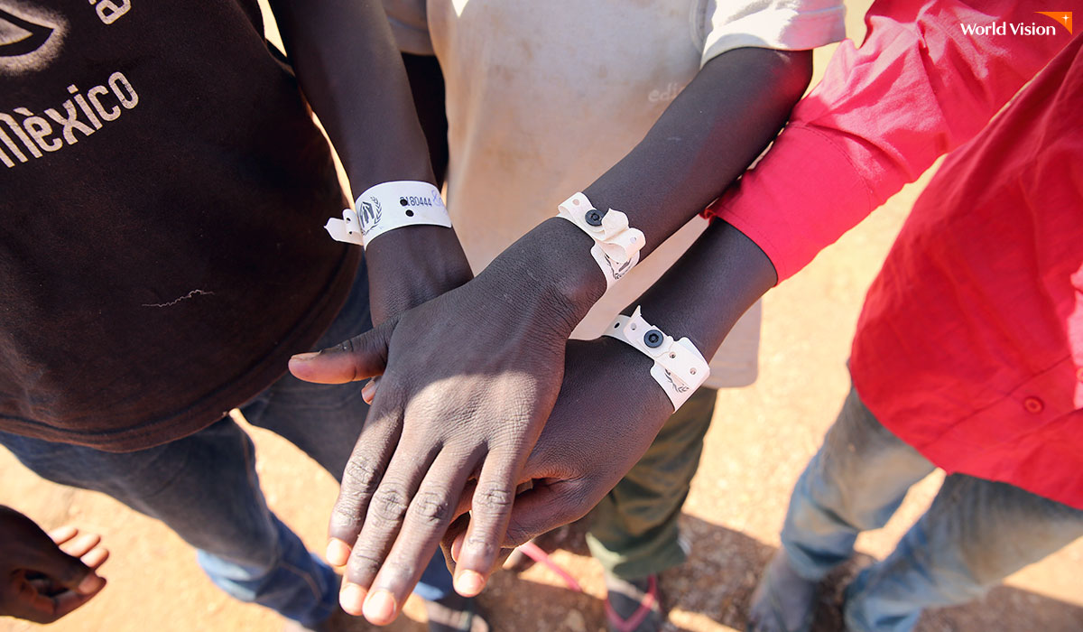 보호자 없는 난민 아동을 보호하기 위한 하얀 팔찌