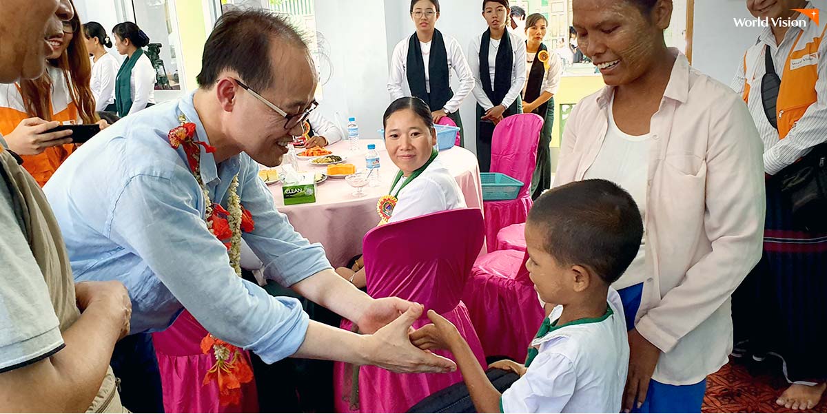 부모님과 함께 미얀마에 방문해 아이들에게 따뜻한 사랑을 보여준 아들 이규철씨