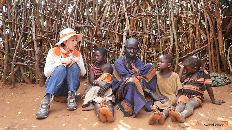 우간다 가족과 앉아서 대화하고 있는 박미선