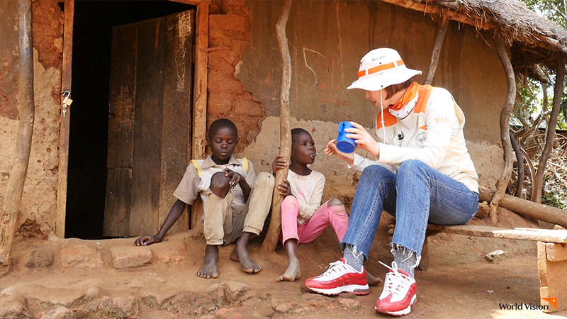 우간다 어린이에게 밥을 먹이고 있는 박미선