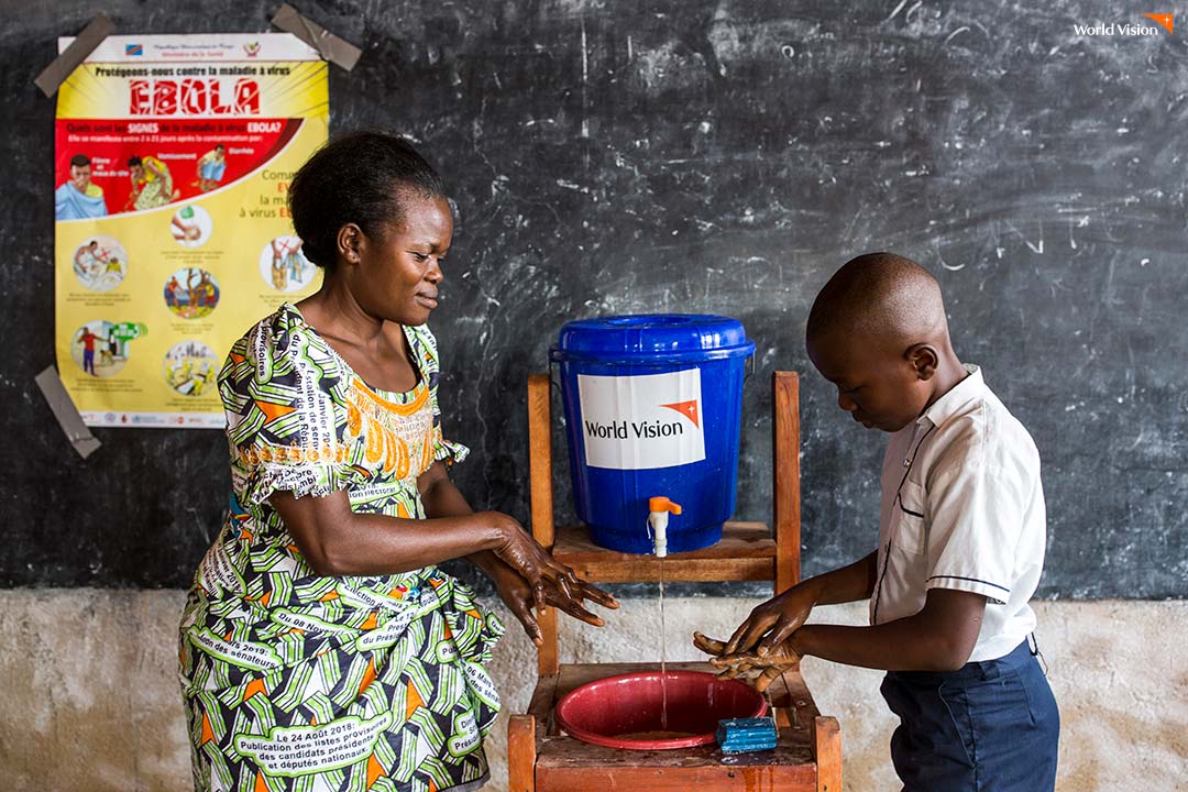 에볼라 감염을 막아주는 바른 손 씻기 교육을 받고 있는 학생들