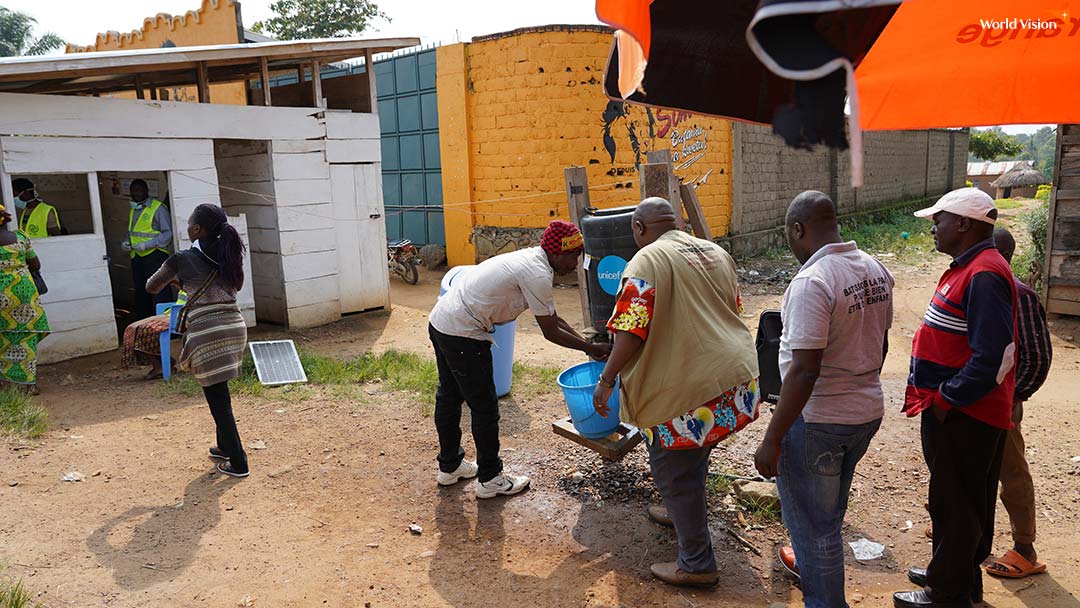 에볼라 감역 지역을 방문한 주민들의 상태를 체크하기 위해 월드비전에서 마련한 진료소. 진료소에서 발열 체크 등을 하기 전 깨끗하게 손을 먼저 씻고 있다.