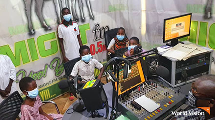 코로나예방 메시지 전달 라디오 방송 참여한 가나 아동들. 사진