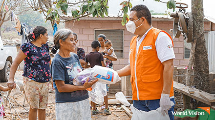 온두라스 지역주민들에게 위생키트를 배분하고있는 월드비전 직원. 사진