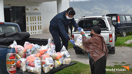 긴급식량 패키지 배분하는 에콰도르 월드비전 직원. 사진