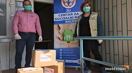 지역 보건시설에 개인보호장비를 지원한 보스니아 월드비전. 사진