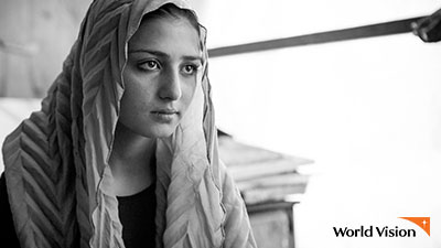 전쟁으로 부모님을 잃은 시리아 소녀. 사진