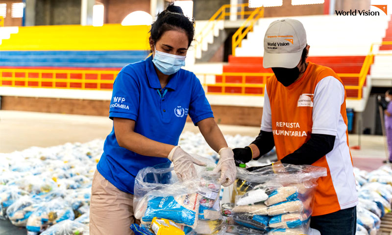  콜롬비아 세계식량계획 스탭과 월드비전 스탭이 함게 코로나 대응긴급 식량을 준비하고 있는 모습
