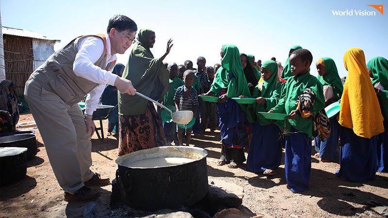 에티오피아 난민촌의 아이들에게 배식중인 모습