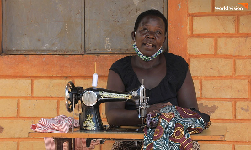 후원자들이 선물해준 재봉틀로 일하는 모니카의 모습