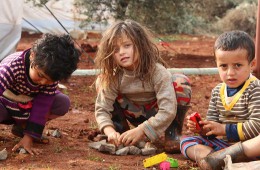 흙바닥에서 노는 시리아 아동들
