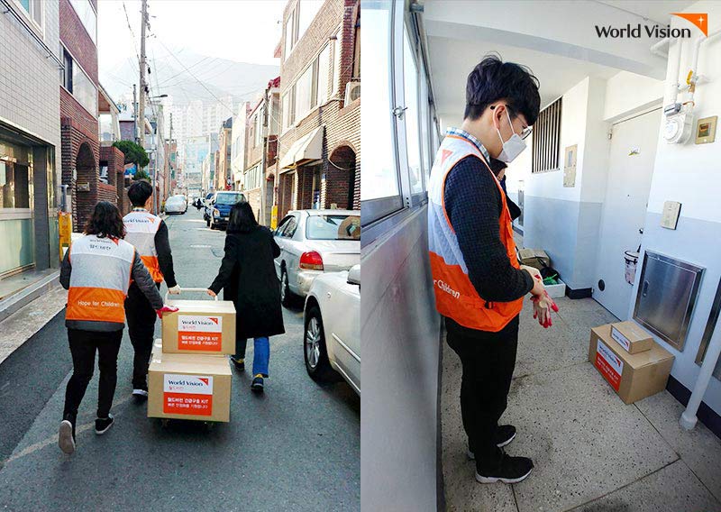 코로나19 식료품 키트를 배달하고 있는 월드비전 봉사자들의 모습