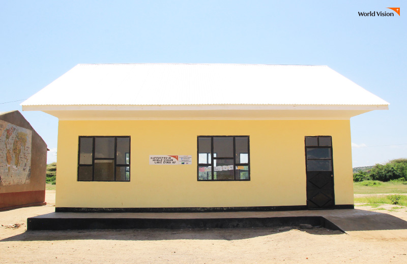 탄자니아 레이크에야시 마을에 안전하고 깨끗하게 지어진 교실 건물 사진