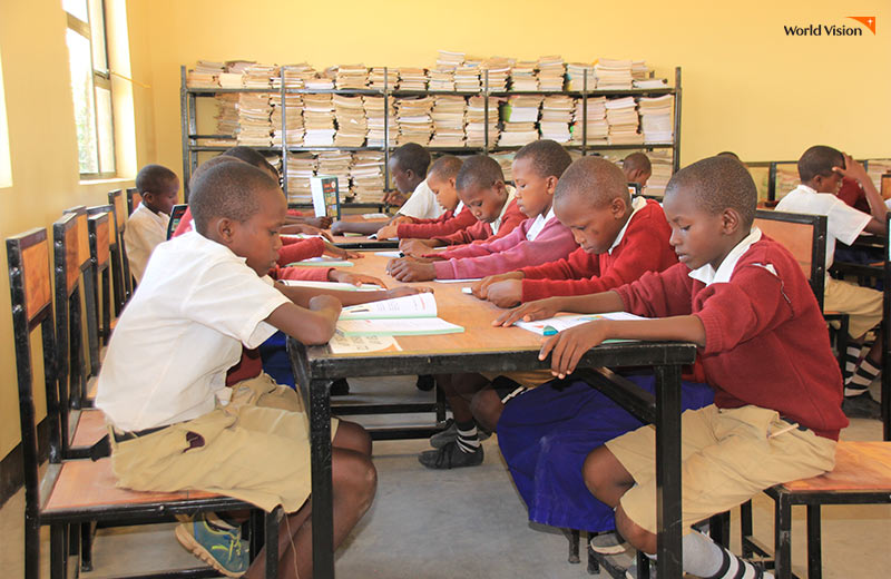 탄자니아 아동들이 도서관에서 공부하고 책을 보고 있는 모습 사진