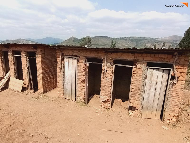 재건축 전 킨샤사 마을 학교 화장실
