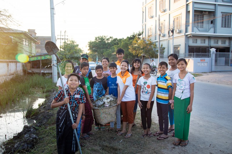 월드비전 후원아동들이 모여서 길거리를 청소한 후 찍은 단체사진.