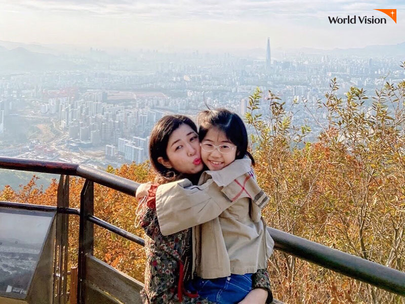 서울이 내려다보이는 전망대에서 서로 안고 있는 이수와 이수의 어머니 김지민씨
