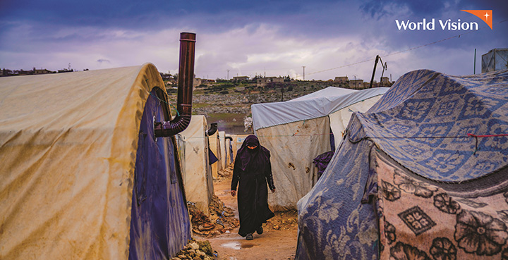 캠프 사이로 시리아 여성이 걸어가는 모습