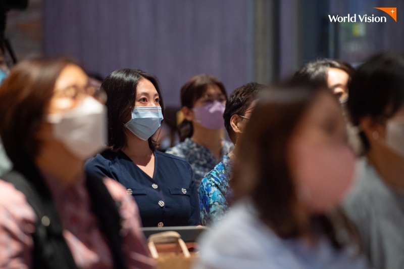 박한영 대리의 이야기를 열심히 듣고 있는 후원자들