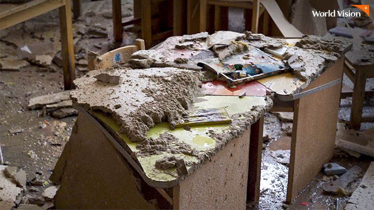 폭격 피해를 입은 교실 사진